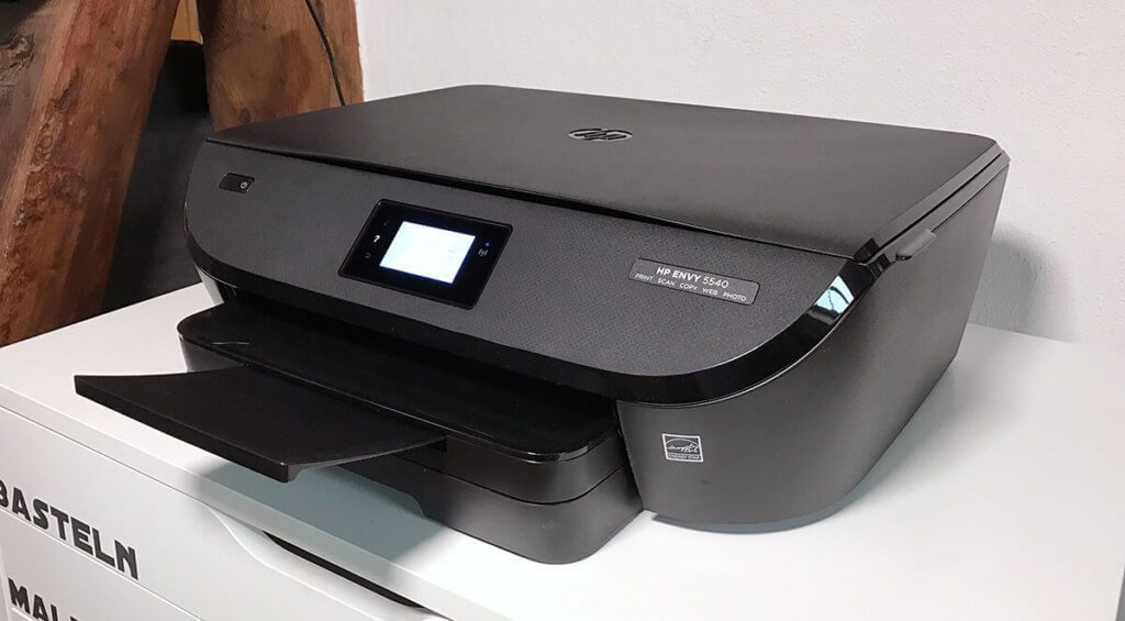 Der HP Envy 5540 auf seinem neuen Zuhause: Der Drucker sieht schon deutlich eleganter aus als die meisten Multifunktionsdrucker (Fotos: Sir Apfelot).