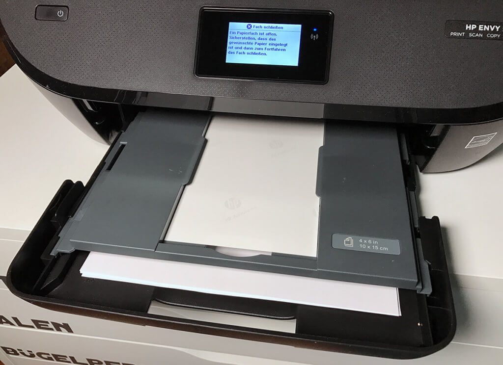 Neben dem Fach für Normalpapier findet man beim Envy 5540 auch ein Spezialfach für Fotopapier in der Größe 10 x 15 Zentimetern.