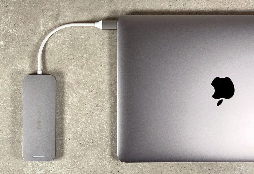 Ohne USB-C-Multiport-Adapter kann ich kaum an meinem MacBook arbeiten (Fotos: Sir Apfelot).