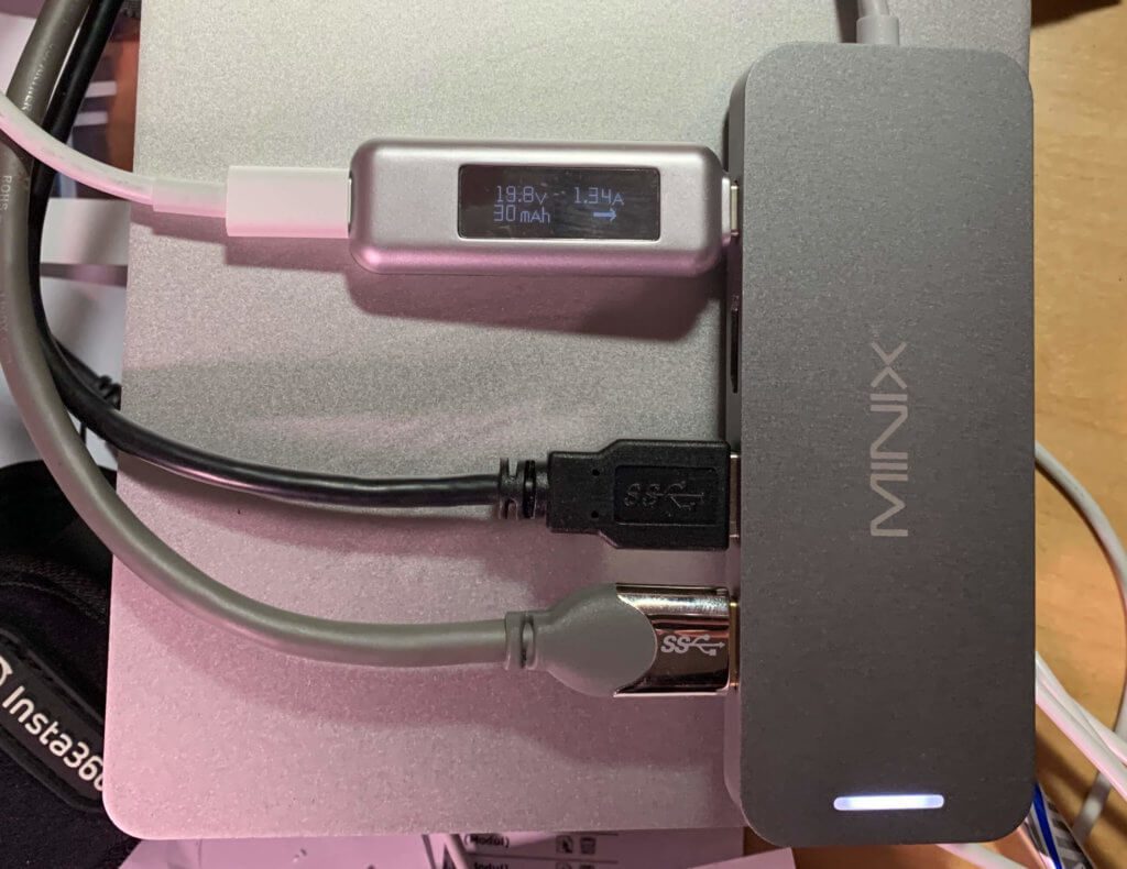 Auch mit zwei externen Festplatten hat der Minix-Adapter keine Probleme. Man muss ihn allerdings mit dem USB-C-Netzteil verbinden und den Mac dann über den Adapter laden. So bekommen die Festplatten auch ohne eigene Stromversorgung genug Strom ab.