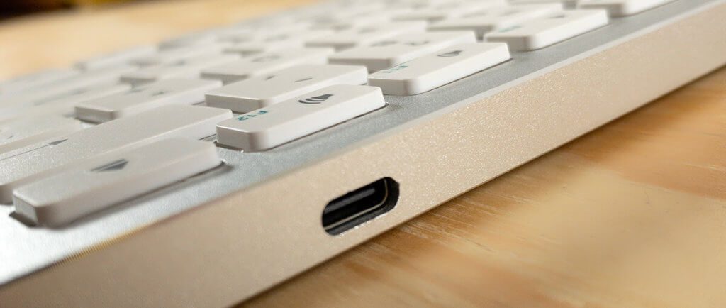 Das Aufladen erfolgt bei der Satechi Slim Wireless Tastatur über eine USB-C-Buchse, was ich für eine sehr gute Designentscheidung halte.