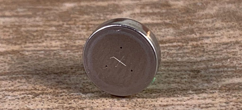 Bei Zink-Luft-Batterien, wie sie in der Regel bei den Hörgerätebatterien zu finden sind, findet man an der Oberseite kleine Löcher, die als Lufteinlass dienen (Fotos: Sir Apfelot).