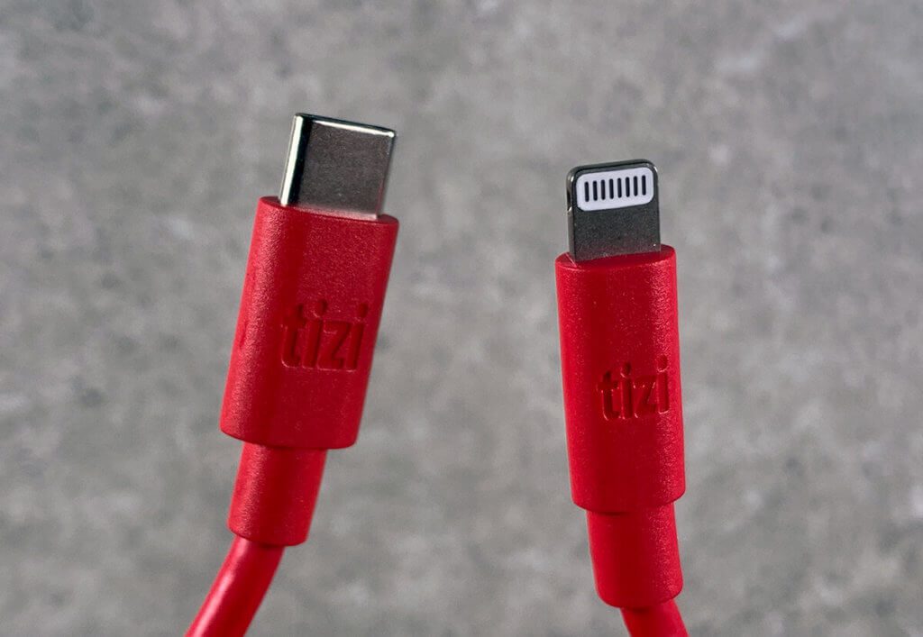 Die Verarbeitung der mfi-zertifizierten USB-C-auf-Lightning-Kabel von tizi ist sehr gut. Die Stecker sitzen fest und das Kabel wirkt sehr robust.