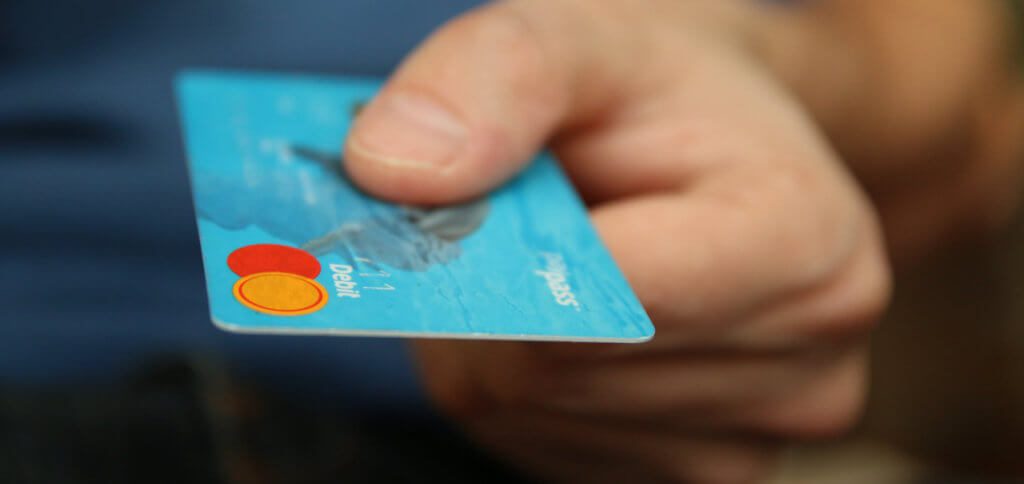 Würdet ihr einer fremden Person einfach so eure Bankkarte geben? Eher nicht. Deshalb ist eine NFC Schutzhülle als RFID Blocker auf der Reise, im Urlaub und im Alltag das beste Zubehör im Portemonnaie.