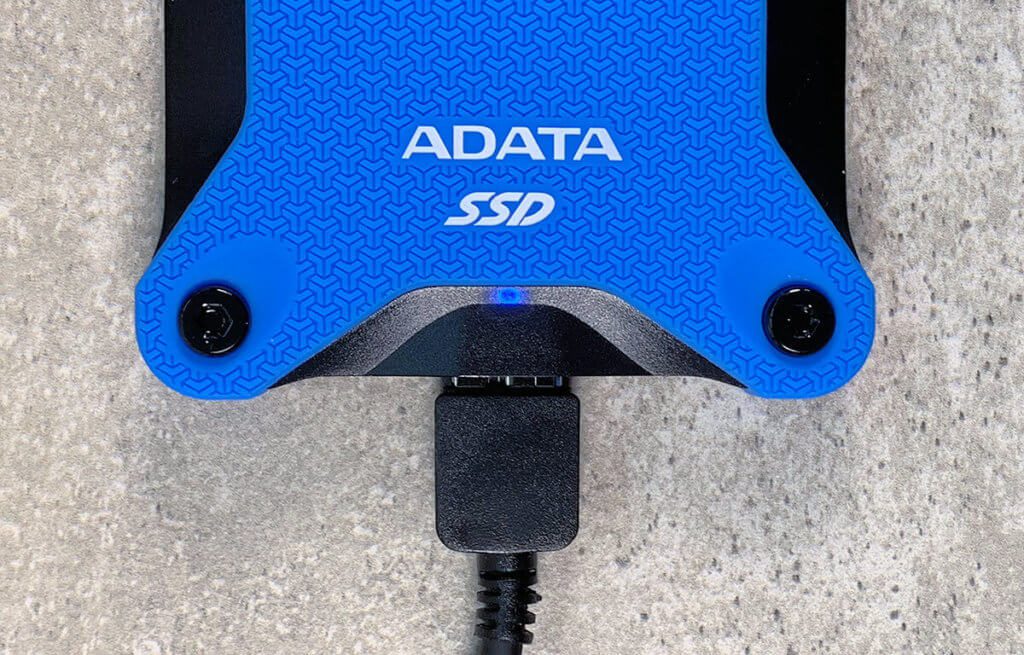Im Gehäuse ist eine kleine blaue LED, die die Betriebsbereitschaft der ADATA SSD anzeigt.