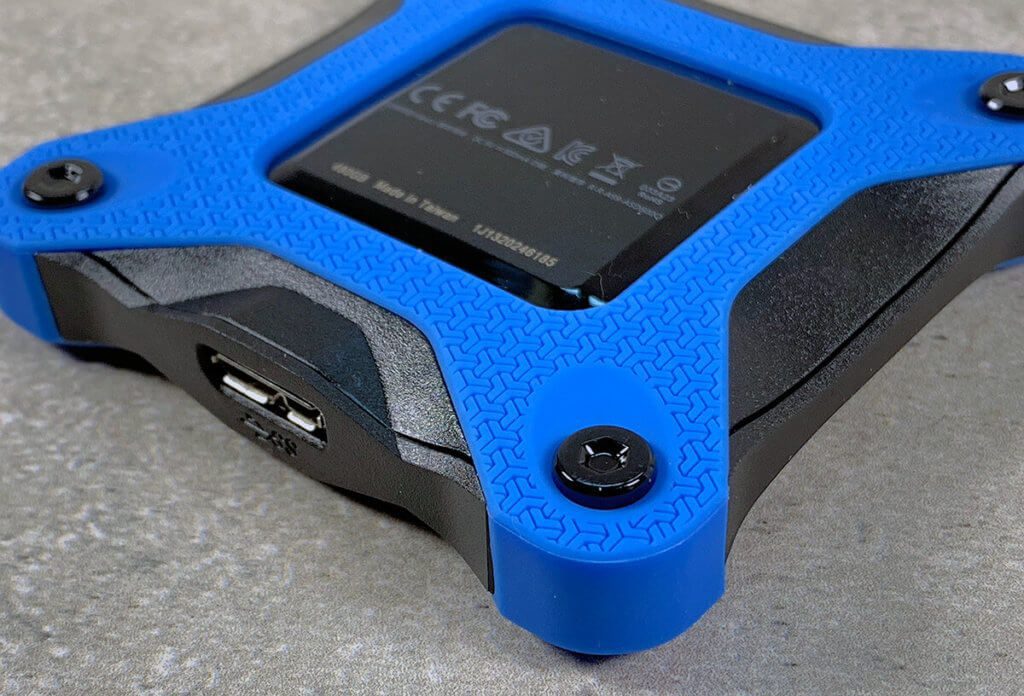 Das blaue Material, das einen Großteil der SSD schützt, absorbiert Stöße und verhindert, dass das Gehäuse bei einem Sturz bricht.