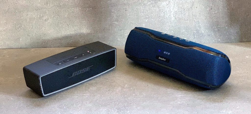 Links der Bose Soundlink Mini und rechts der EasyAcc F10, der nur ein Drittel des Preises kostet.