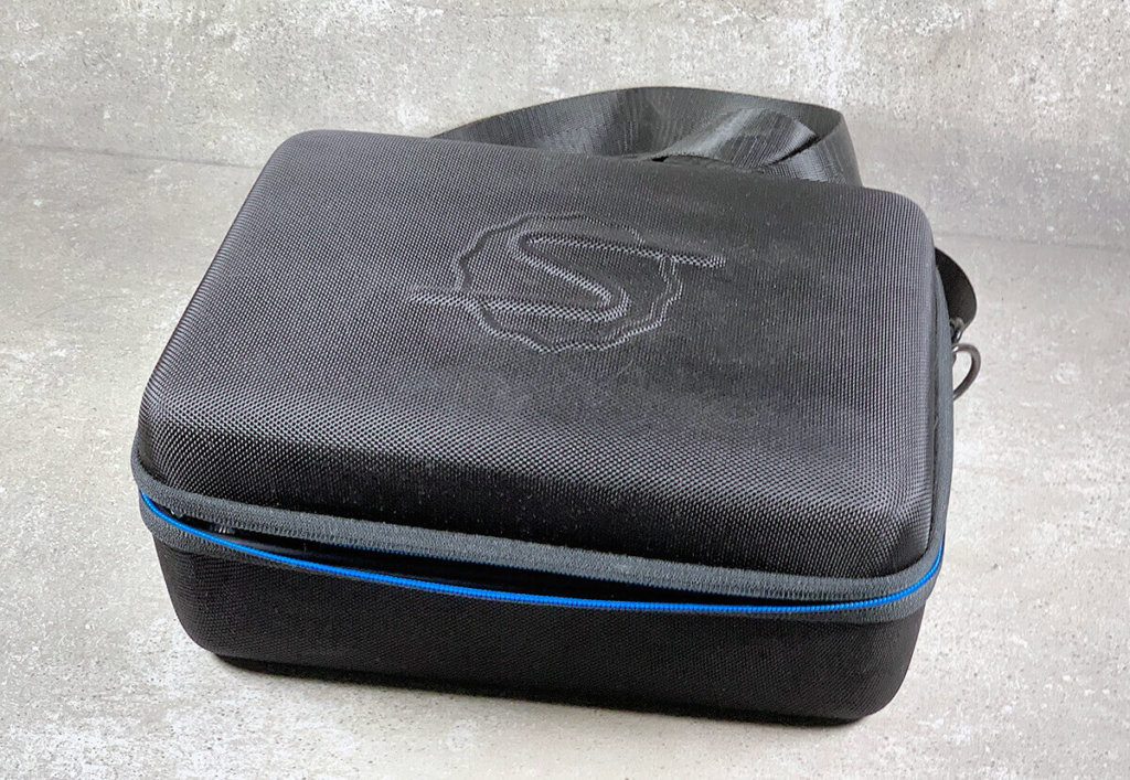 Die Supremery-Tasche für den Canon Selphy CP1300 bietet Schutz beim Transport oder der Lagerung des Druckers (Fotos: Sir Apfelot).
