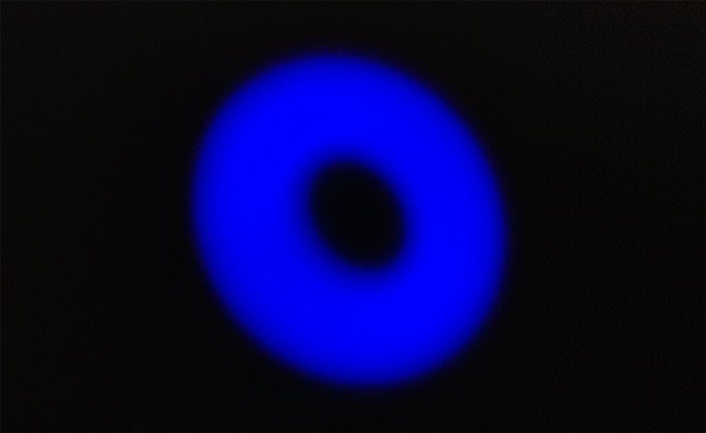EIn blauer, radioaktiver Donut? Nein, es ist nur der Leuchtring am PowerPort III, der anzeigt, dass das Gerät mit Strom versorgt wird.