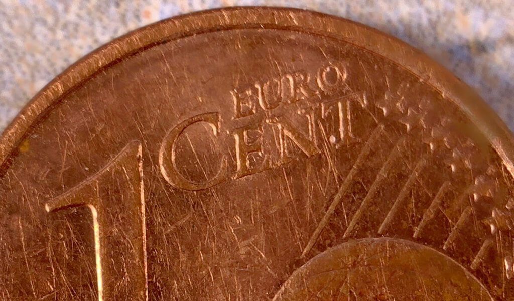 Eine Makrofotografie einer 1-Cent-Stücks. Obwohl das Snugle 1 nur den kleinsten Vergrößerungsfaktor der drei Snugle-Linsen hat, kann man schon enorme Details aufnehmen.