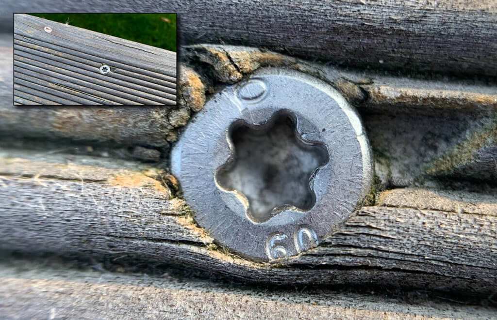 Ein Torx-Schraubenkopf auf einer Terrassendiele. Oben links sieht man ein normales Foto der Diele.