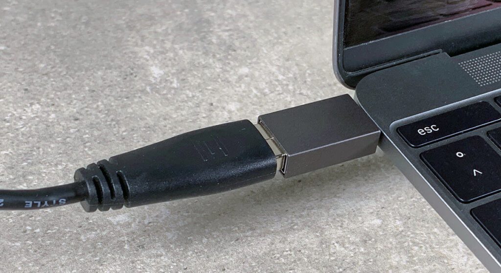 Die meisten werden Adapterstecker nutzen, um ihre alten USB-A-Geräte mit den neuen USB-C-Ports zu verbinden. Allerdings hat diese Lösung zwei gravierende Probleme.