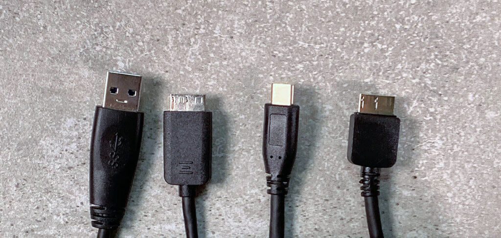 Links ist das USB-A-auf-Micro-USB-B-Kabel und rechts das USB-C-auf-Micro-USB-B-Kabel.