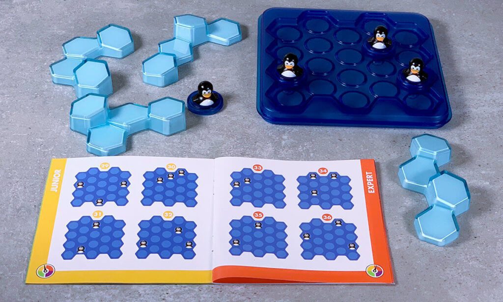 In dem beiliegenden Heftchen sind 60 Aufbaumöglichkeiten für die Pinguine. Wie die Eisblöcke eingesetzt werden, ist das Rätsel. Aber für ganz verzweifelte Momente gibt es hinten im Heft auch die Lösungen.