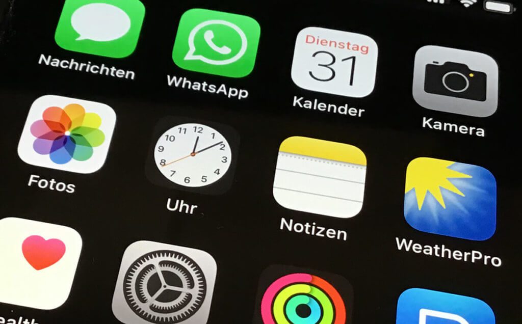 Das Icon für die Uhr am iPhone hat seit iOS 7 animierte Zeiger, die die aktuelle Uhrzeit sekundengenau darstellt.
