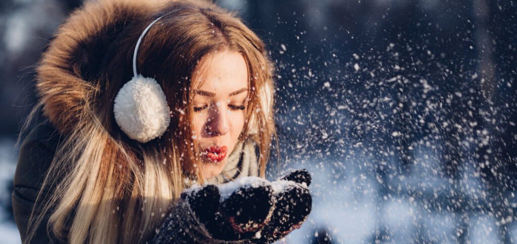 Beim Spazieren oder Drohne fliegen, nach der Schneeballschlacht oder Rodeln, oder was ihr sonst im Winter draußen macht – ein Handwärmer oder Taschenwärmer ist das beste Mittel gegen kalte Hände!