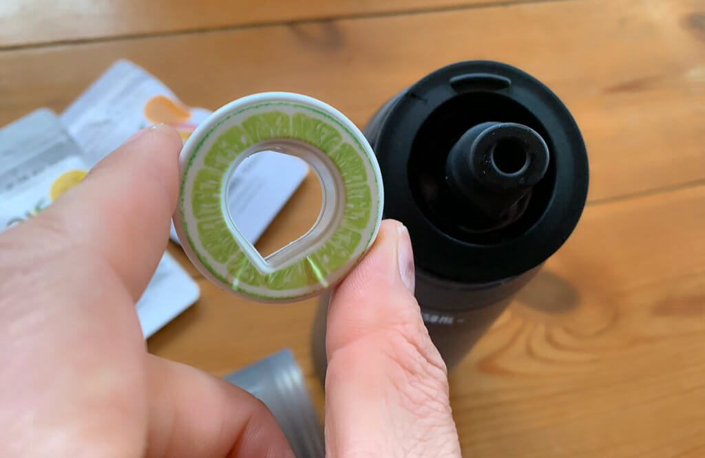 Die Duft-Pod-Ringe werden auf das Mundstück aufgesteckt. Durch eine Verbindung wird beim Trinken Luft durch den Duft-Pod angesaugt.