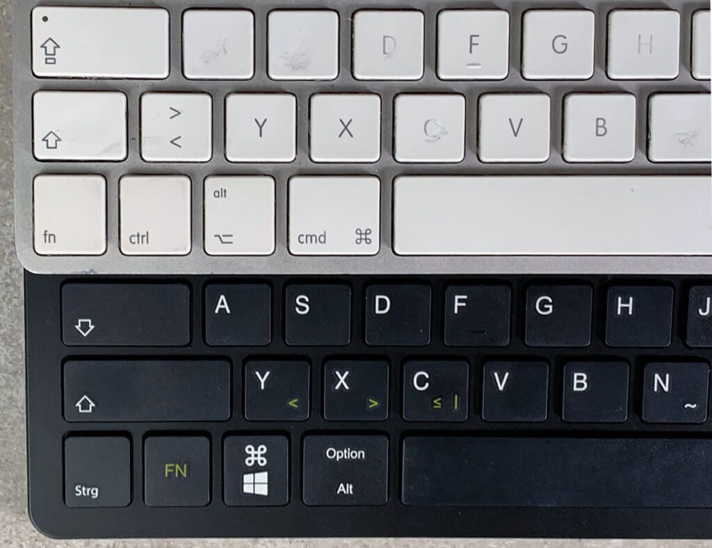 Oben ist mein Magic Keyboard und unten das InLine Keyboard. Man sieht, dass die Tastenbelegung in der Ecke komplett unterschiedlich ist, aber das trifft auf alle mir bekannten Tastaturen zu, die nicht von Apple stammen.