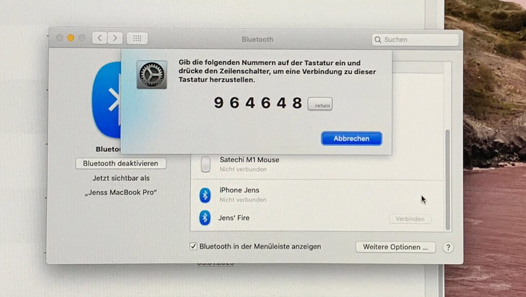 Unter macOS gibt man beim ersten Koppeln der Tastatur einen 6-stilligen Code ein, den der Mac vorgibt.