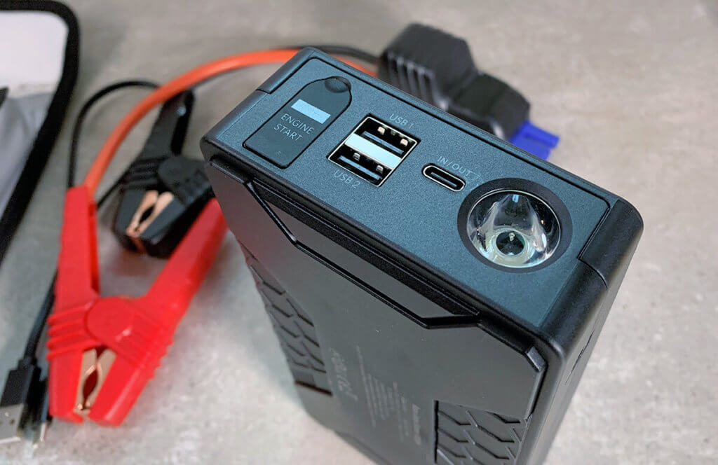 Die Roav Powerbank verfügt über zwei USB-A-Ausgänge und einen USB-C Ein- und Ausgang, sowie über eine LED-Taschenlampe. Links im Foto ist die abgedeckte Buchse, in die das Kabel mit den Batterieklemmen eingesteckt wird.