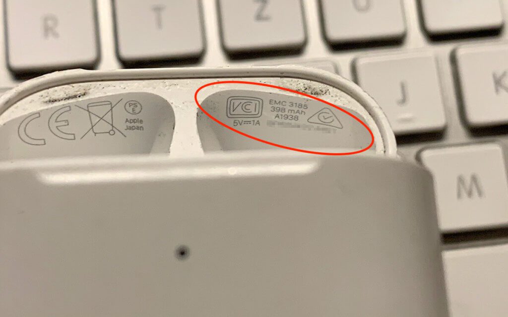 Die Seriennummer der AirPods ist gut versteckt im Deckel zu finden. Ich konnte sie nur mit der iPhone-Lupe entdecken. Im Foto habe ich sie unkenntlich gemacht.