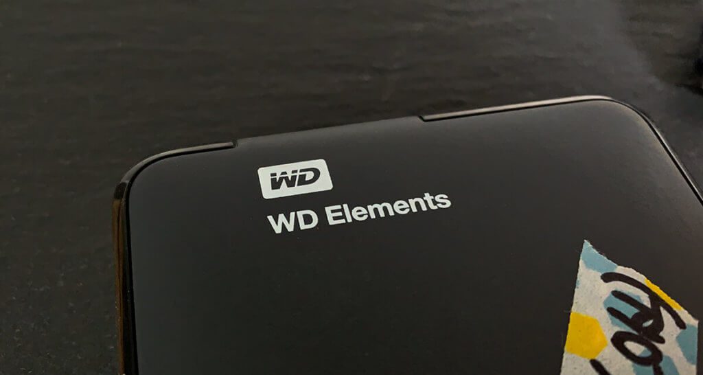 Die WD Elements ist die gut&günstig Linie von Western Digital. Auf dieser sind auch die Backups des Mac meiner Frau seit Jahren zuverlässig gesichert (Foto: Sir Apfelot).