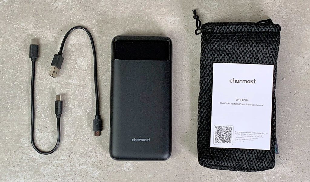 Neben der Charmast Powerbank befinden sich noch ein USB-C- und ein Micro-USB-Ladekabel sowie eine Netztasche für den Transport im Lieferumfang (Fotos: Sir Apfelot).