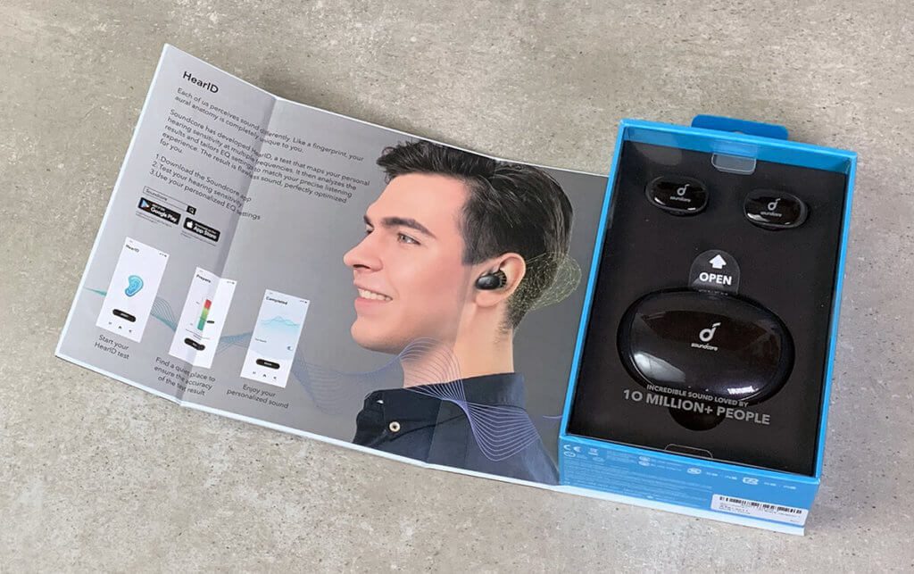 Auf der Innenseite der Packung ist das Feature HearID erklärt – eine Anpassung der In-Ear-Kopfhörer an das eigene Gehör, um den Klang zu individualisieren.