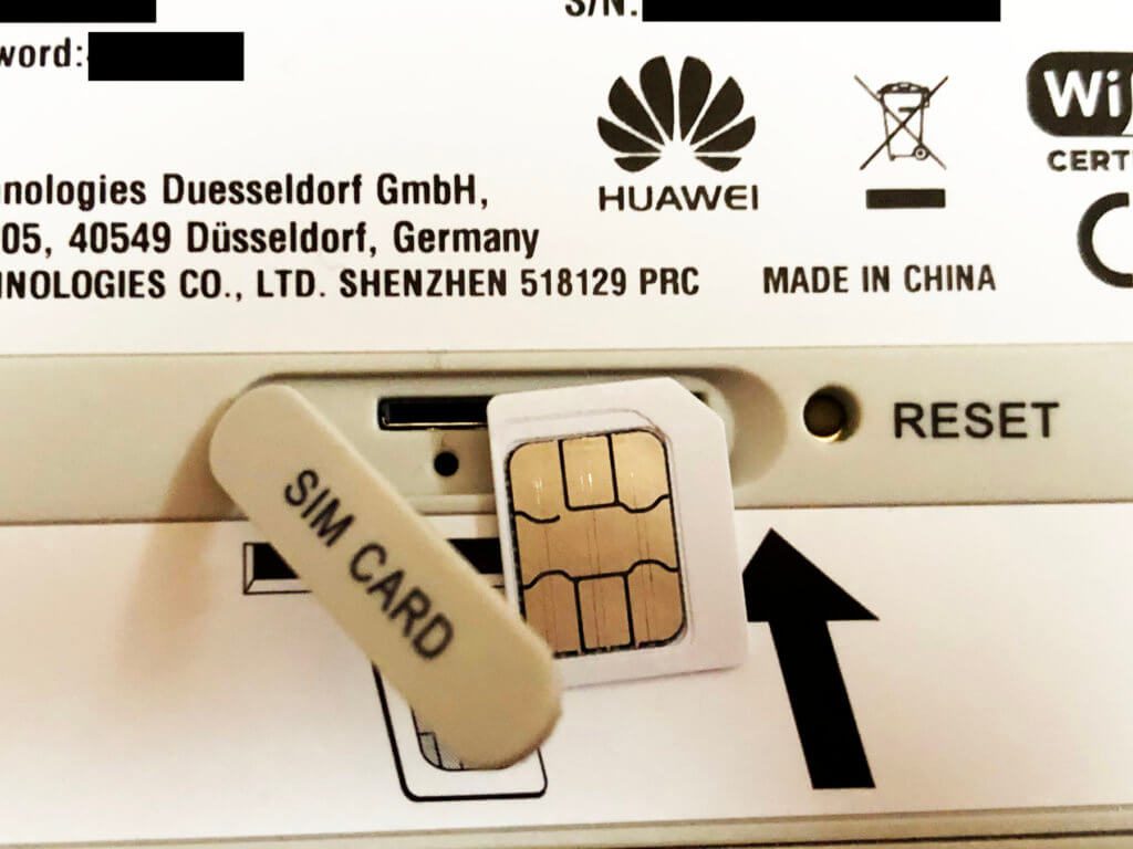 Die SIM-Karte in der Größe "Micro-SIM" wird auf der Unterseite eingesteckt.