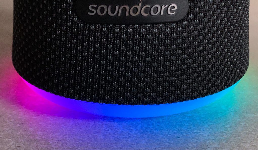 Der Soundcore Flare 1 hatte ebenfalls einen LED Ring im unteren Bereich. Der Flare 2 hat nun einen zusätzlichen Ring an der Oberseite erhalten.
