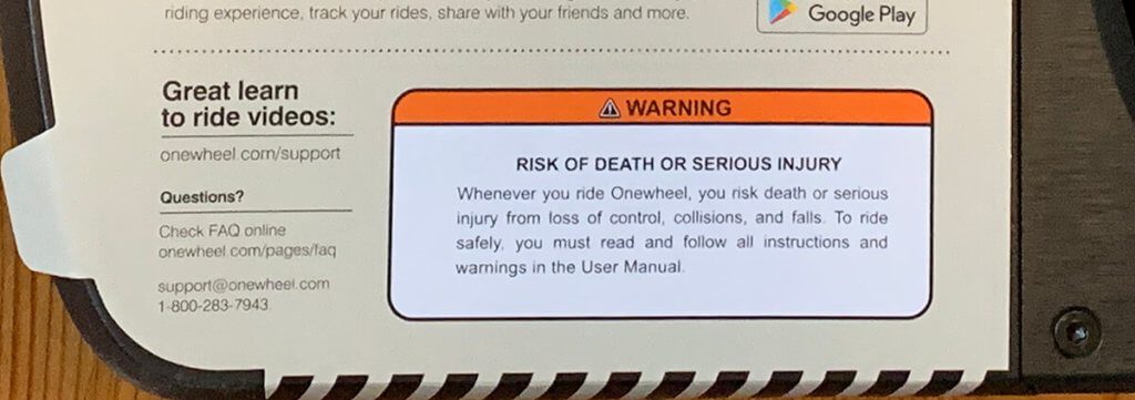 Auf das Risiko von Tod und schweren Verletzungen wird schon auf der Verpackung hingewiesen – mit einem Aufkleber, den man entfernen muss, bevor man das Onewheel nutzen kann (Foto: Sir Apfelot).