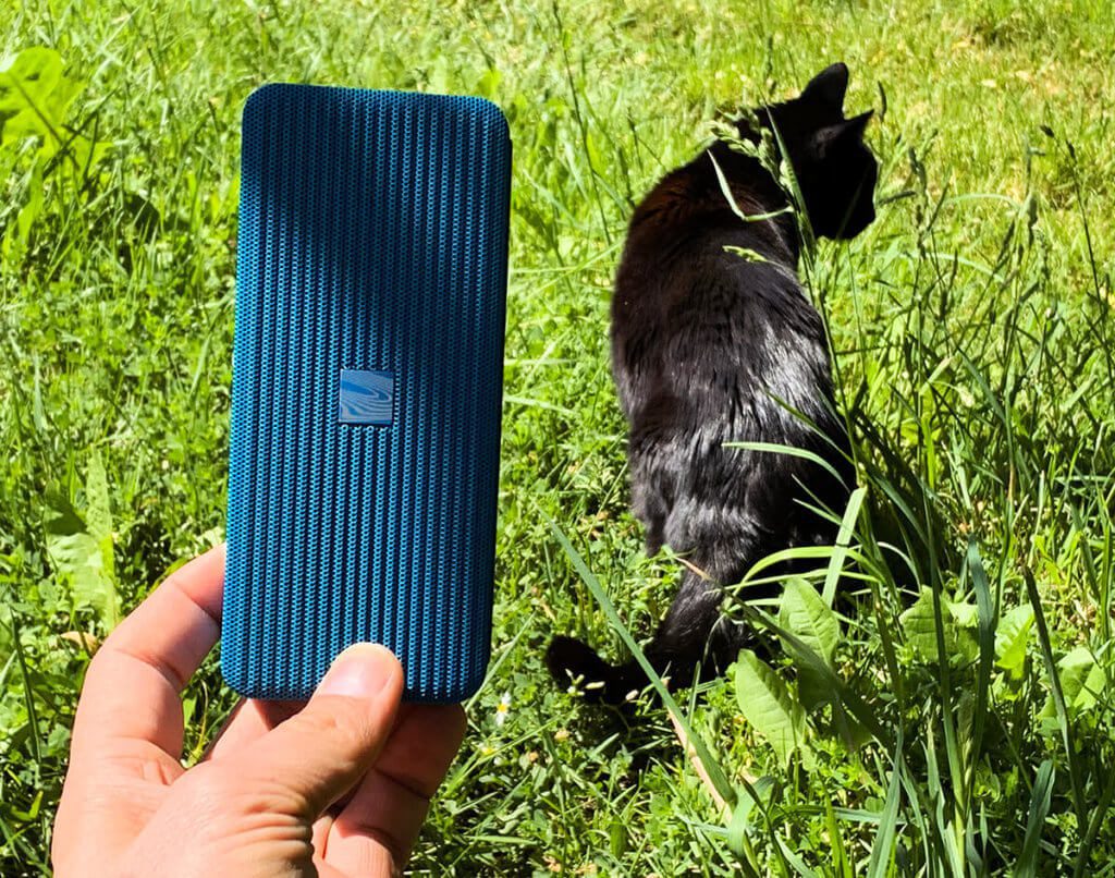 Der Pocket Kick ist fast so groß wie unsere Katze!? Nicht wirklich… aber – wie die Katze auch – für den Einsatz im Garten geeignet.