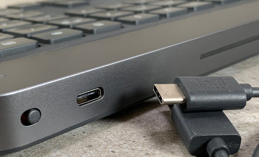 Das Aufladen der Logitech Tastatur erfolgt über einen USB-C Port.