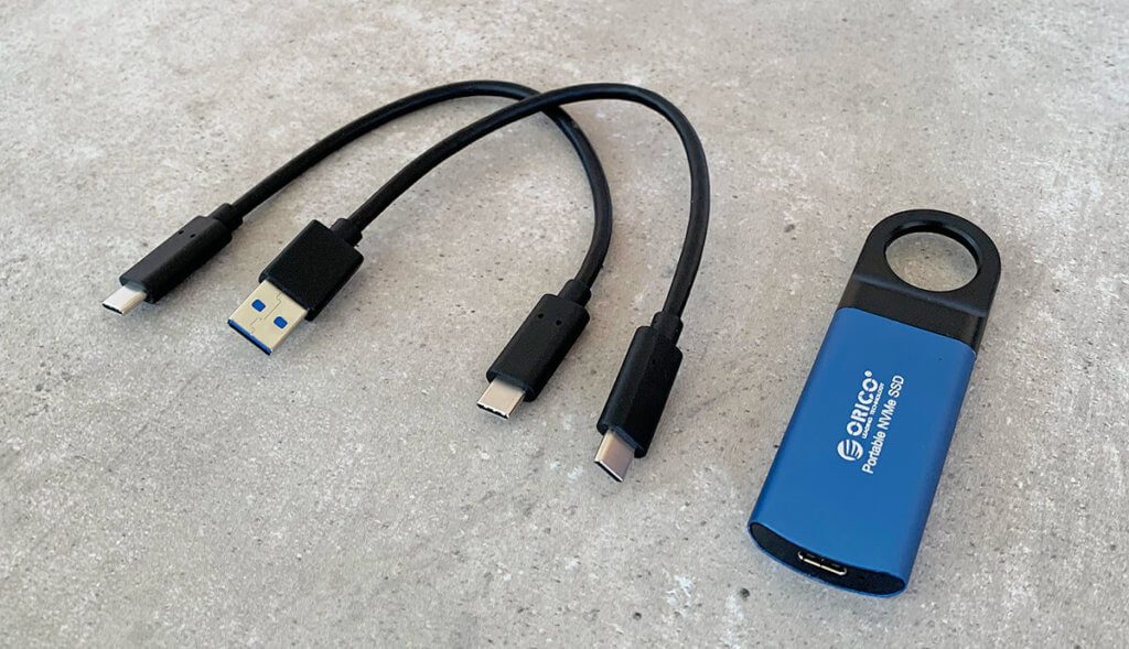 Im Lieferumfang der Orico SSD sind auch ein USB-A und ein USB-C Kabel, um die externe Platte anzuschließen.