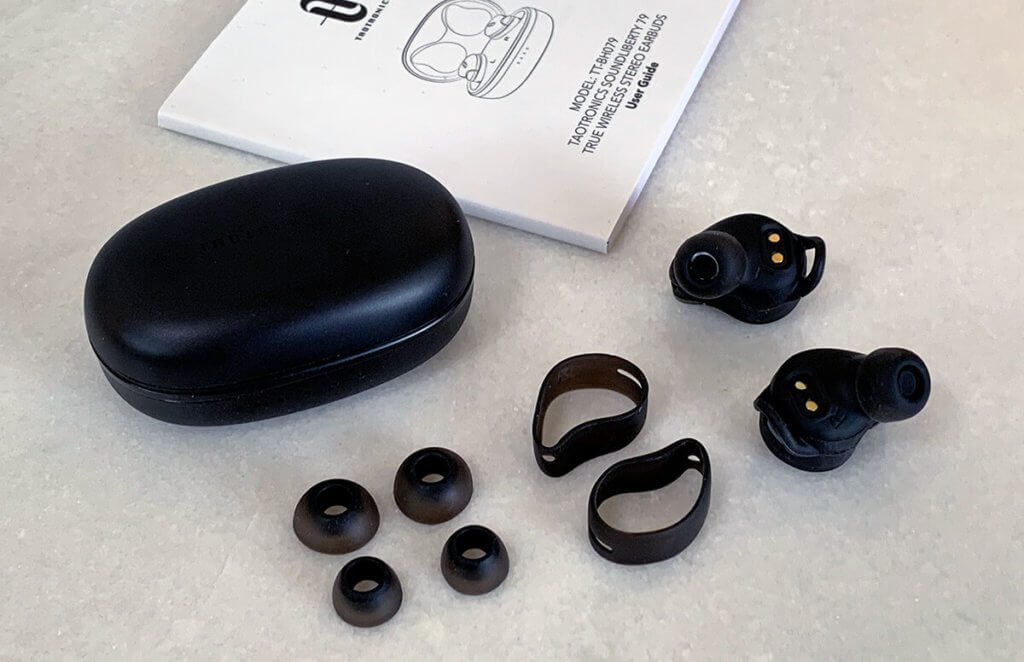 Im Lieferumfang des SoundLiberty 79 ist ausreichend Material, um die Kopfhörer den eigenen Ohren anzupassen.