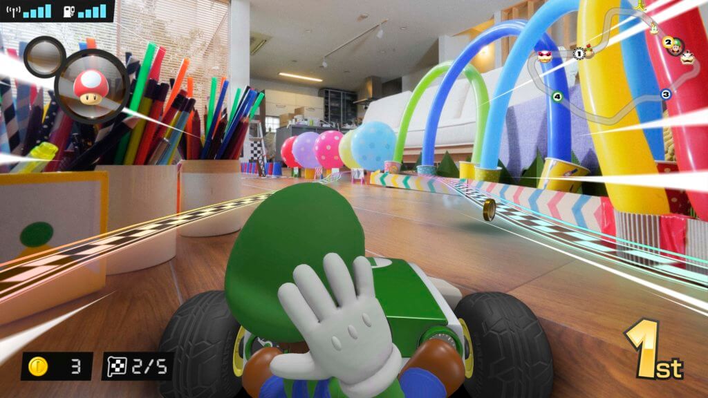 Mario und Luigi fahren in echten, ferngesteuerten Autos durch die Wohnung und liefern ein AR-Bild auf die Nintendo Switch. Mario Kart: Home Circuit ist die nächste Stufe im beliebten Wettrenn-Spiel der Reihe. (Bildquelle: Nintendo.com)