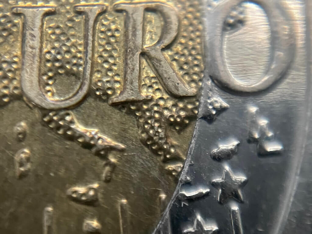 Diese Aufnahme der Euro-Schriftzuges auf dem 2-Euro-Stück wurde mit der 20-fach Linse geknipst.