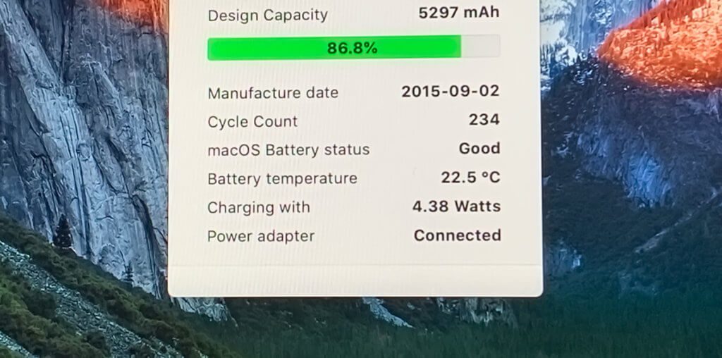 Die App CoconutBattery weist aus, dass der Akku des MacBook mit ca. 4 Watt geladen wird.