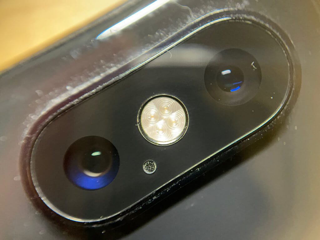 Der helle Kreis des LED-Lichts am iPhone hat in der Realität ca. 3 mm Durchmesser – hier aufgenommen mit der 5-fach LilScope Linse.