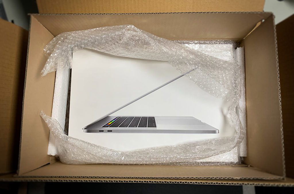 Gut verpackt in zwei Kartons und daztu in der Original-Box von Apple kam das MacBook Pro bei mir an – welches Modell es geworden ist und wie ich es ausgesucht habe, verrate ich in diesem Artikel (Fotos: Sir Apfelot).