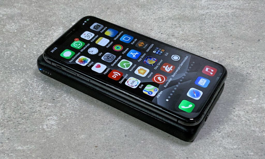 Die Powerbank kann das iPhone kabellos laden – natürlich auch durch Handyhüllen, sofern diese keine Metallteile enthalten.