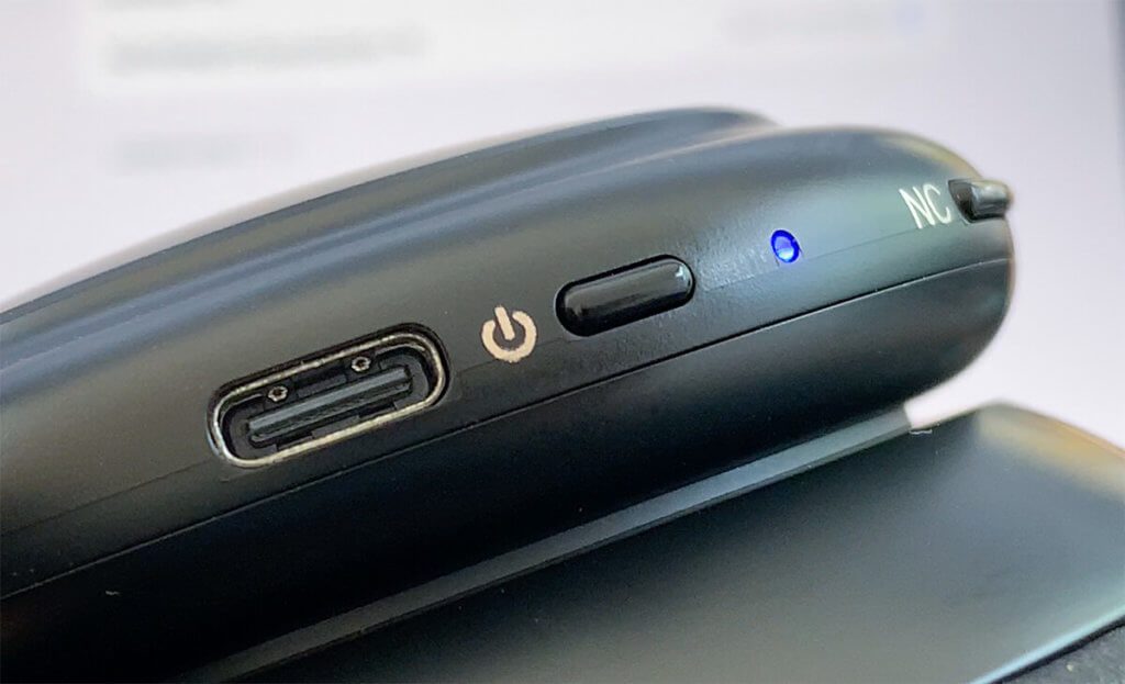 Der Life Q30 wird über einen USB-C-Port geladen. Rechts im Bild ist der Taster für das Umschalten der Geräuschunterdrückung zu sehen.
