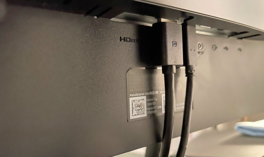 Über zwei Kabel hat Jörg seine Apple-Produkte mit dem Dell-Monitor verbunden. Dabei schaltet der Monitor selbständig auf den richtigen Eingang um, wenn man ein neues Gerät ansteckt (Foto: Jörg).