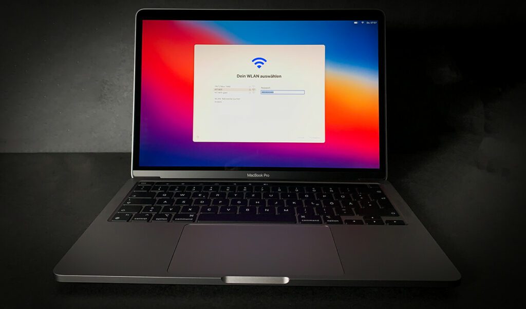 Äußerlich hat sich am MacBook Pro Design wenig getan – die wichtigen Sachen stecken aber innen drin: der M1 Apple Silicon Chip.