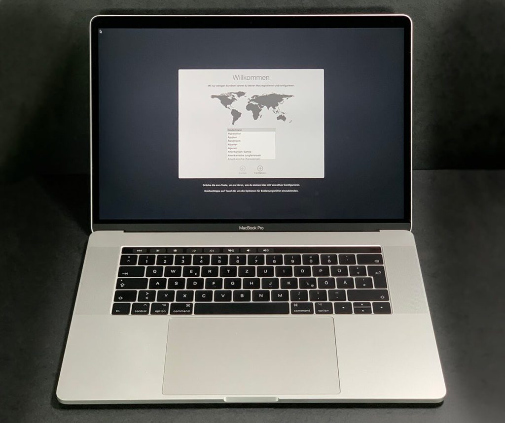 Das MacBook Pro wurde geliefert wie von Apple: Startet man es, läuft die Installation an und man kann es einrichten.