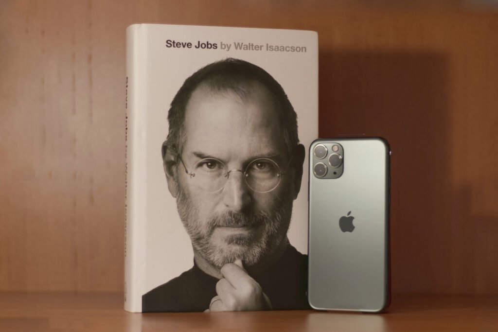 Steve Jobs: Die autorisierte Biografie des Apple-Gründers von Walter Isaacson gibt es in verschiedenen Versionen. Hier erfahrt ihr mehr zum Buch über den Apple-Gründer.