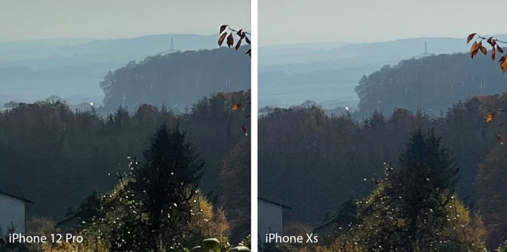 In diesem Ausschnitt sieht man deutlich, dass das iPhone Xs mehr Strukturen im Wald darstellt. Gleichzeitig weist die Hauswand unten links allerdings auch mehr Bildrauschen auf. Ich nehme an, das iPhone 12 Pro arbeitet mit der Bildbearbeitung gegen das Bildrauschen und macht dadurch dunkle Bereiche leicht schwammig.