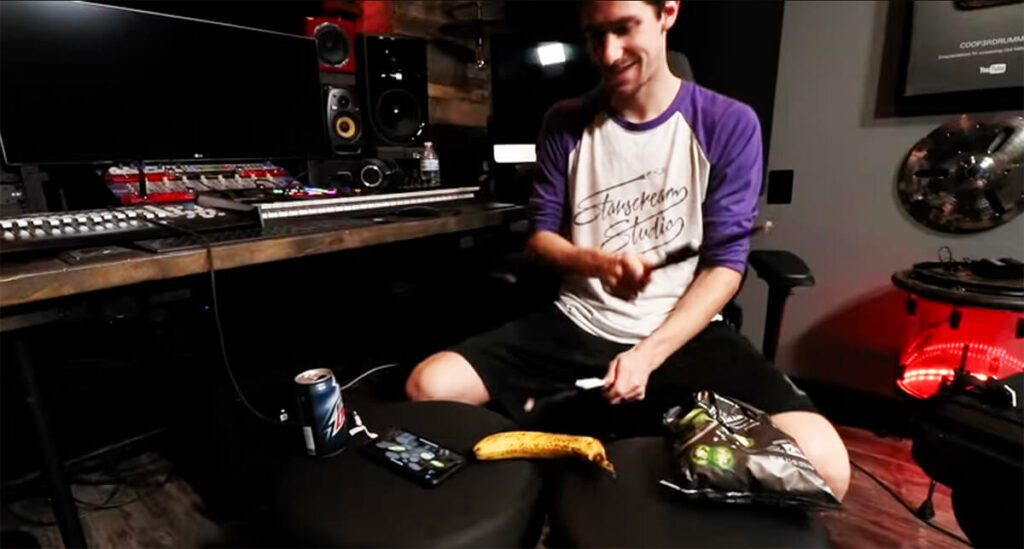 Schlagzeugspielen auf Banane, Getränkedose und Chipstüte – der Youtuber COOP3RDRUMM3R macht es vor.