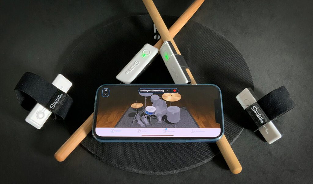 Alles was man zum Schlagzeugspielen benötigt, ist sein iPhone, das Senstroke Set und Dinge, auf die man schlagen kann.
