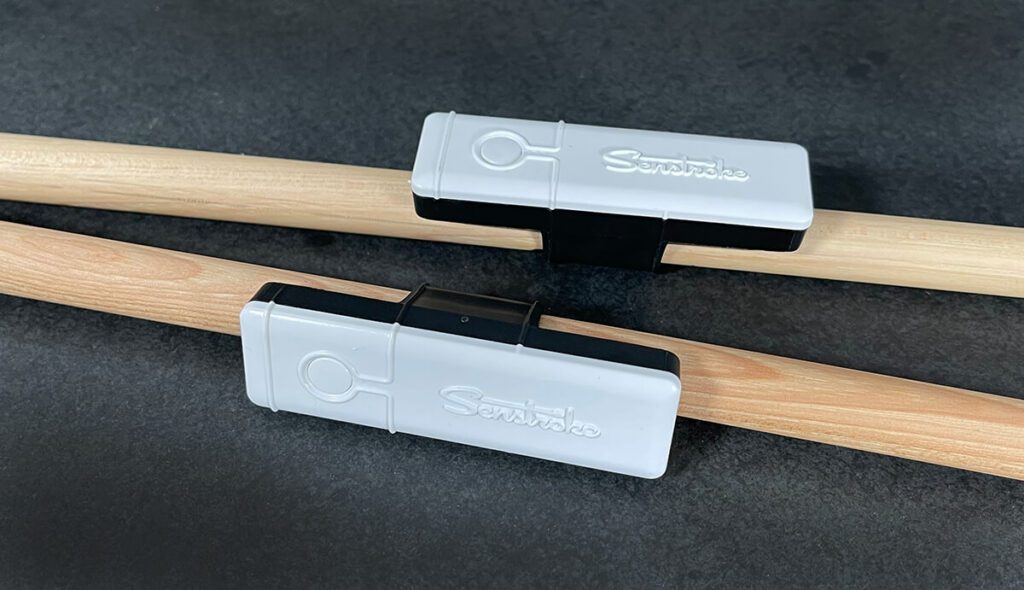 Die Senstroke Sensoren sind nicht fest an den Drumsticks montiert, sondern können auch auf andere Sticks gesteckt werden.